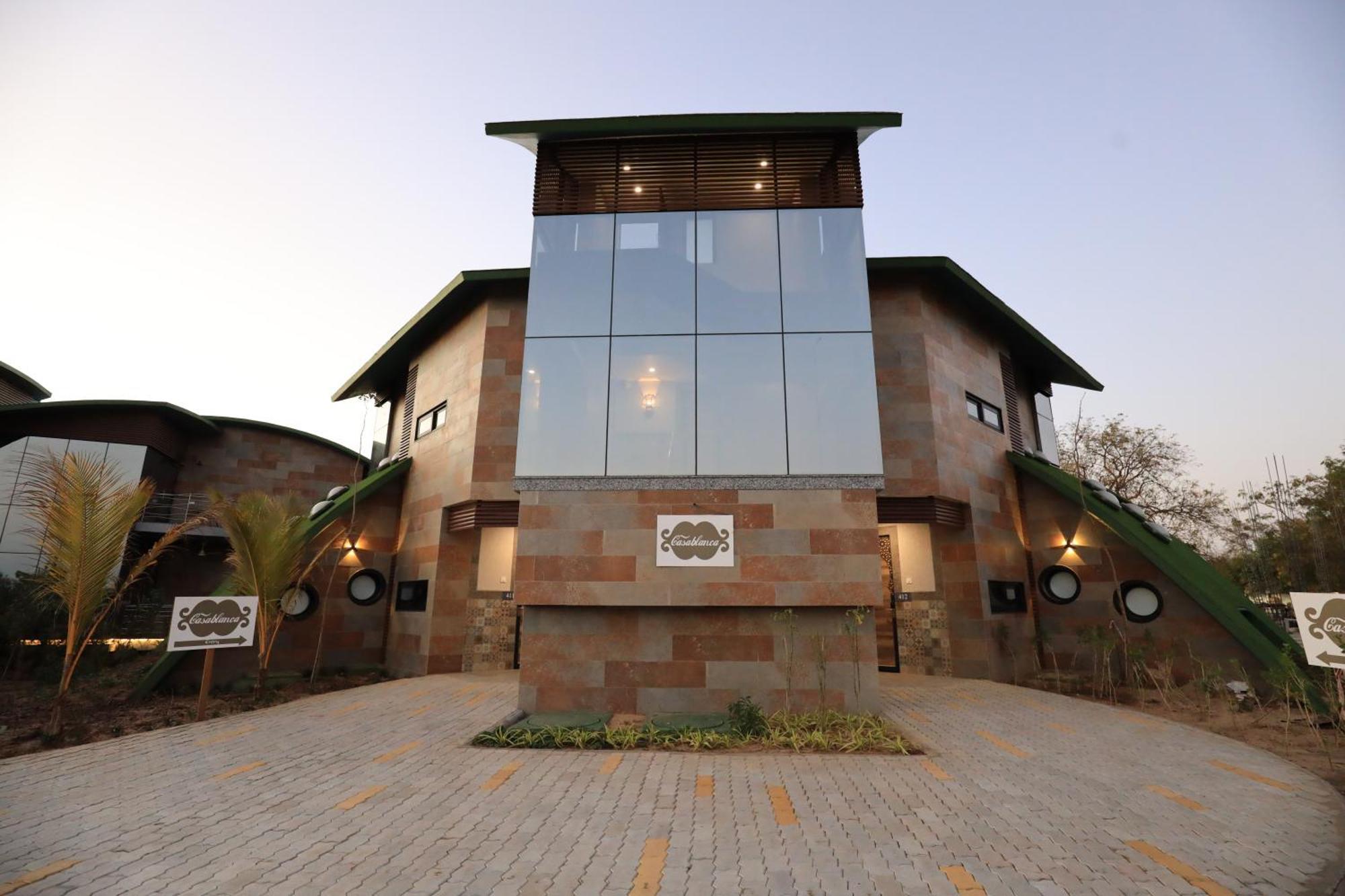 Neonz Resort & Club Ānand Kültér fotó