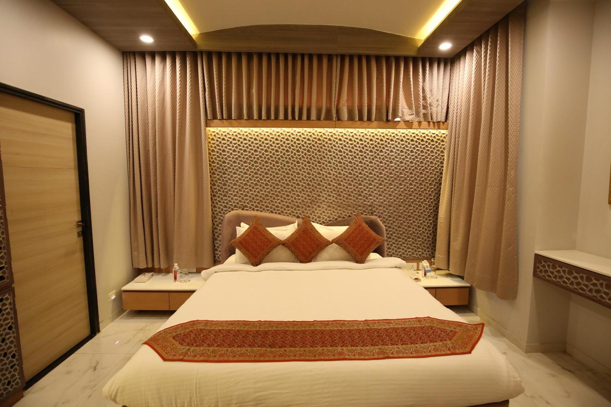 Neonz Resort & Club Ānand Kültér fotó