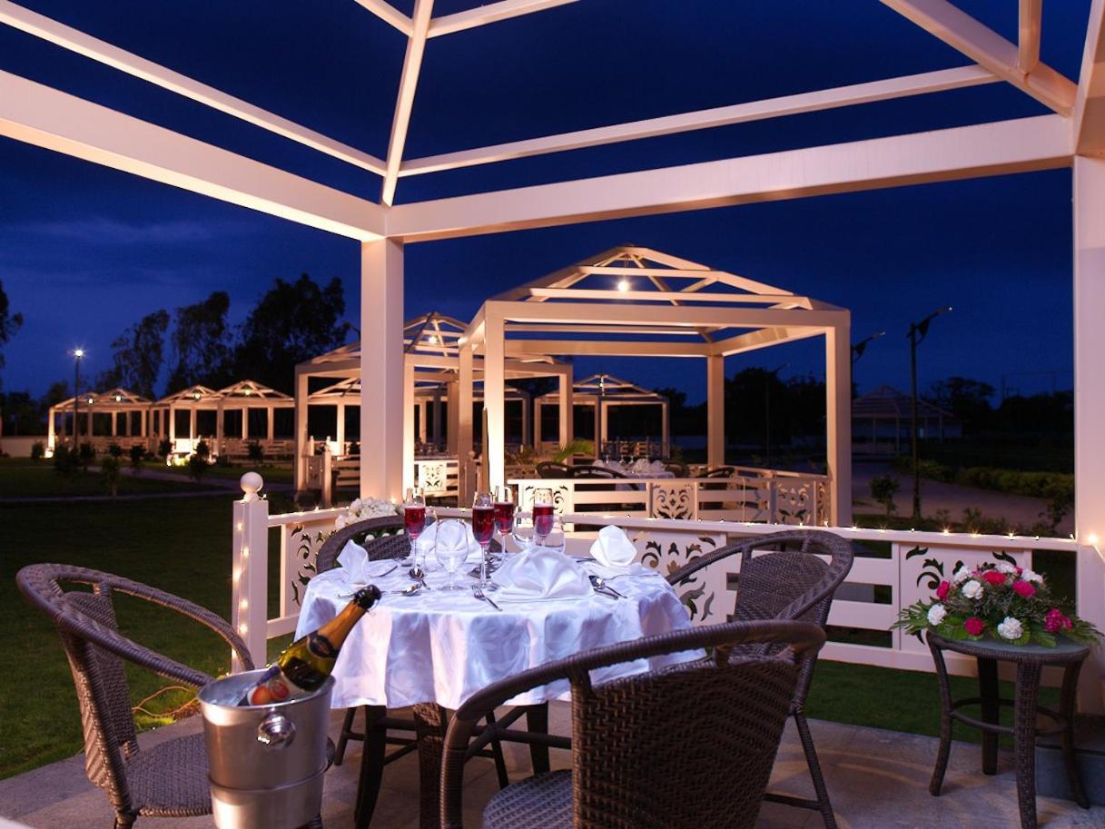 Neonz Resort & Club Ānand Kültér fotó
