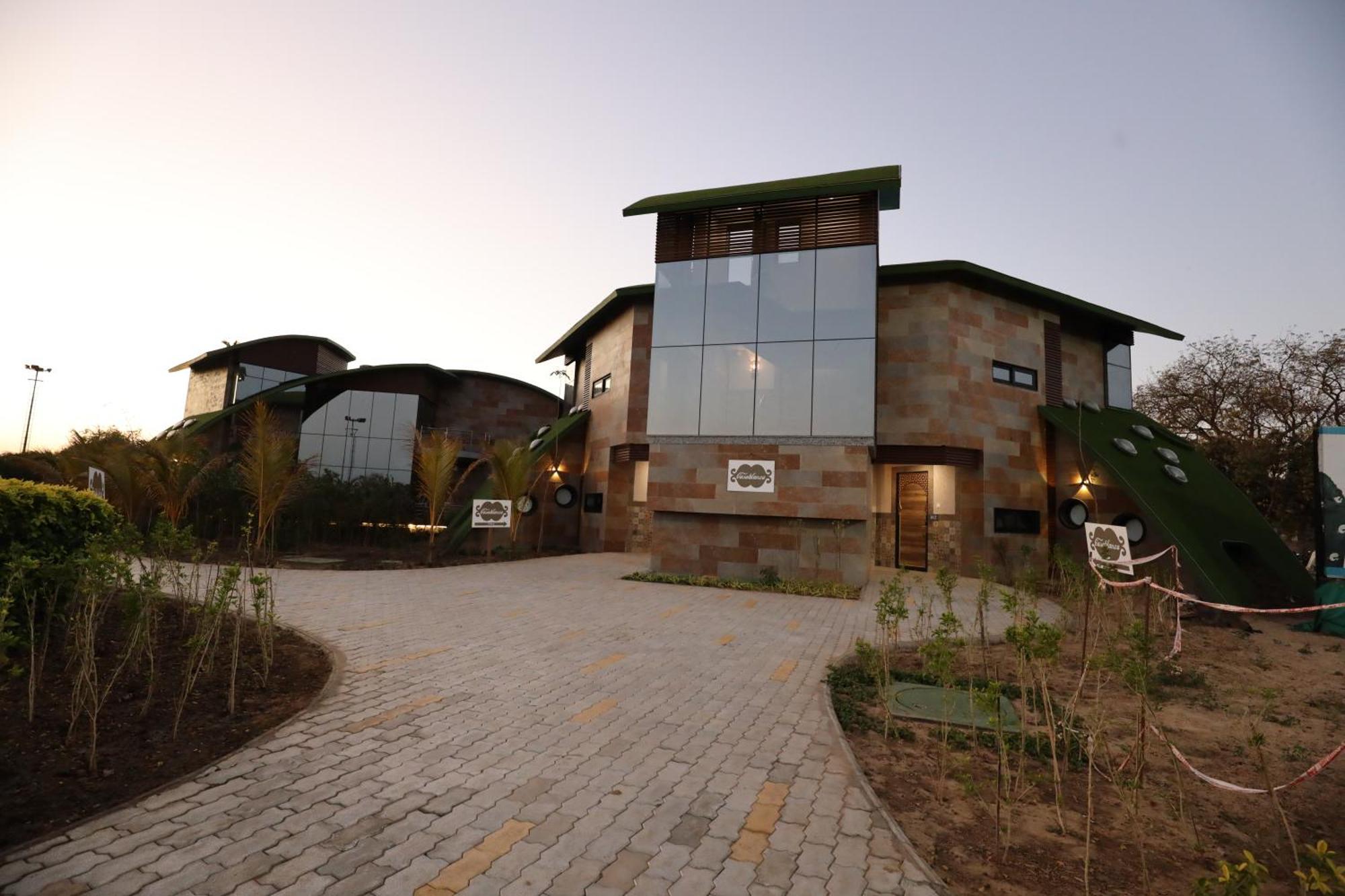 Neonz Resort & Club Ānand Kültér fotó